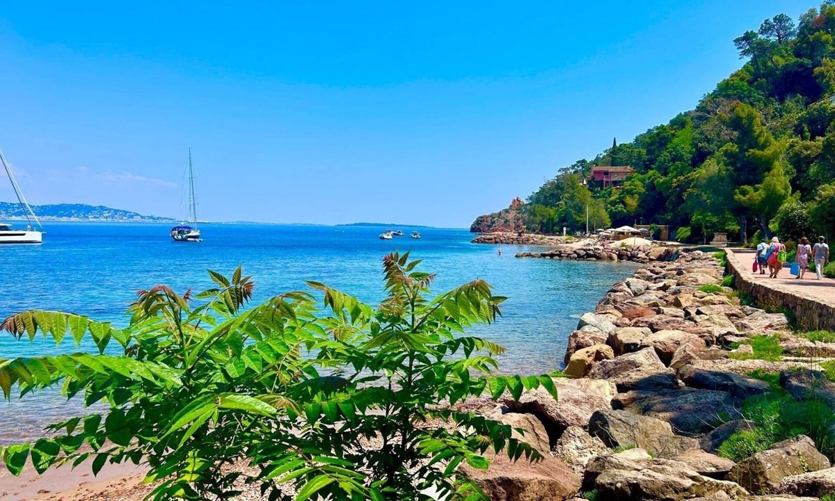 Theoule-sur-Mer Apartment | 1 bed apt, shared pool, FREE wifi, in a small complex, mountain and sea views.