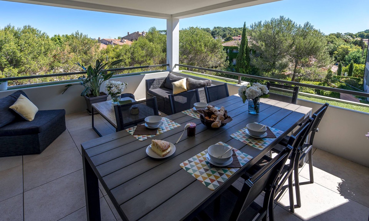 Saint-Tropez City Centre Apartment | 100m² air-conditioned apartment 50m from Place des Lices, 2nd floor, elevator.