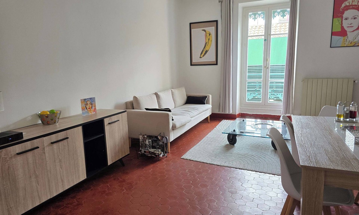 Nimes City Centre Apartment | 160m² Bright Flat in Central Nîmes