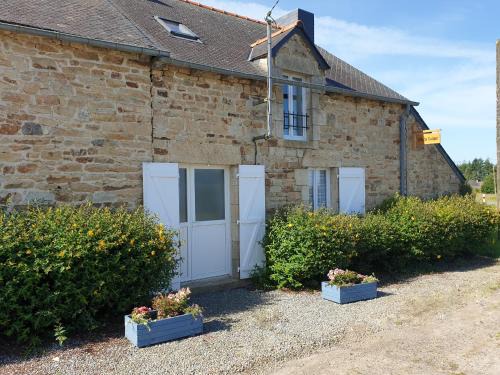 Plemet House | 2 Bed Cottage Sleeps 5 with Pool and Pet Friendly