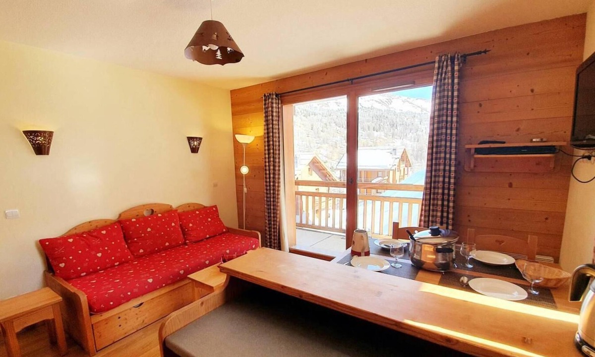 Les Claux Apartment | 200m from shops, 4th floor, swimming pool, balcony, parking, tv, ski locker, 32m², Vars