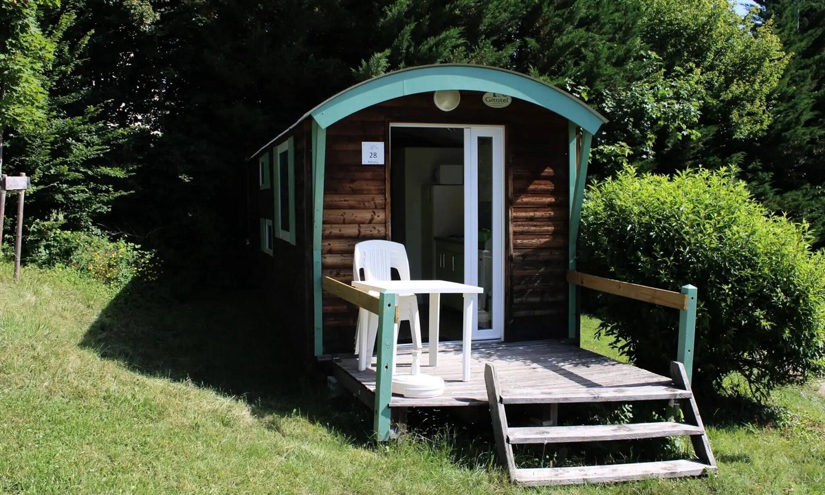 Miribel-les-Echelles Cabin | 28. Roulotte Pétunia 4 persons