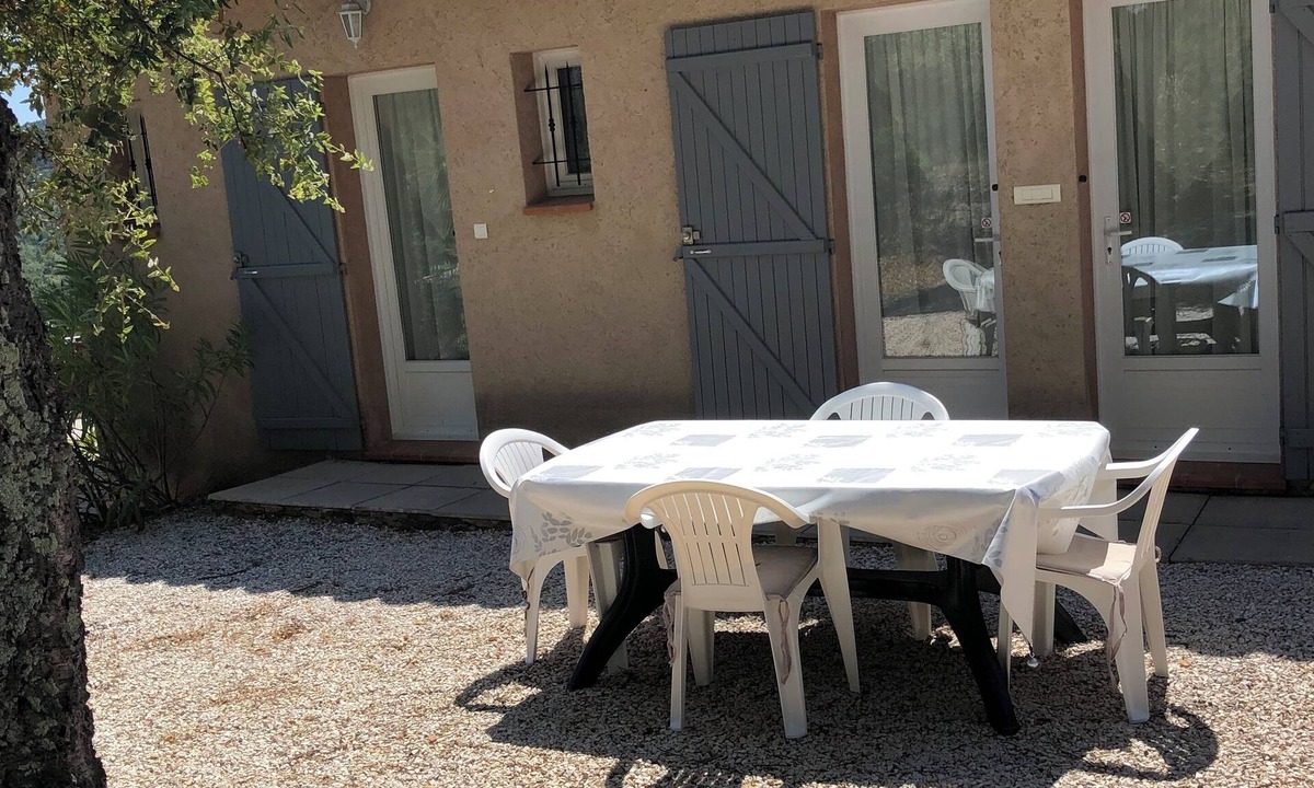 Pierrefeu-du-Var Apartment | 60 m2 gite in a gated property with parking