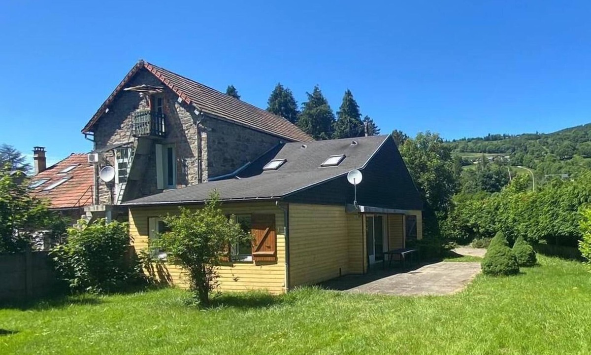La Bourboule House | A bright and spacious gîte with a garden