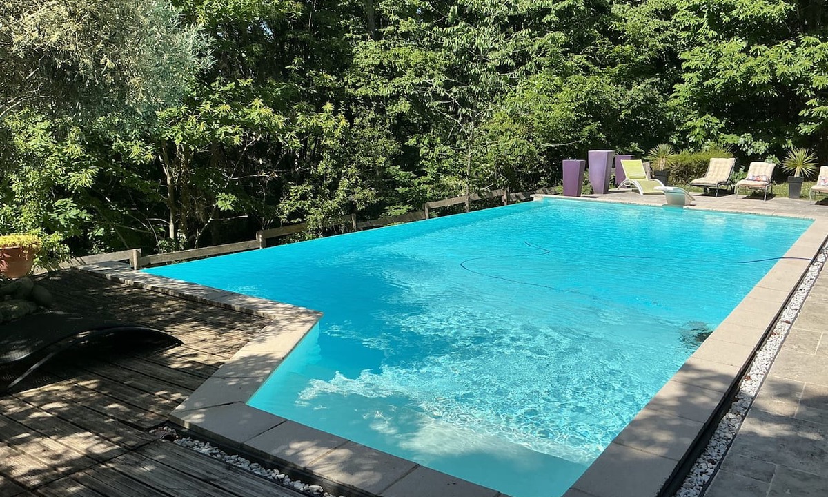 Eauze House | A charming vacation rental nestled in a lush green setting 🌺 Pets welcome🐶