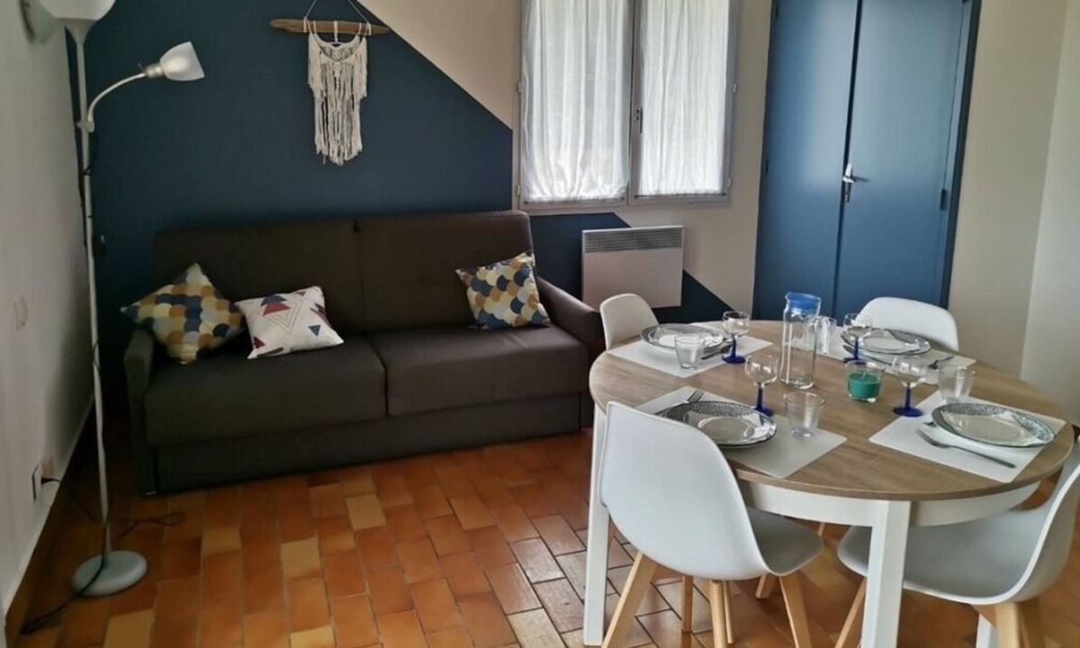 Prailles House | A short drive to Parcours Vitalité! Private Kitchenette, Pool & Free Parking!