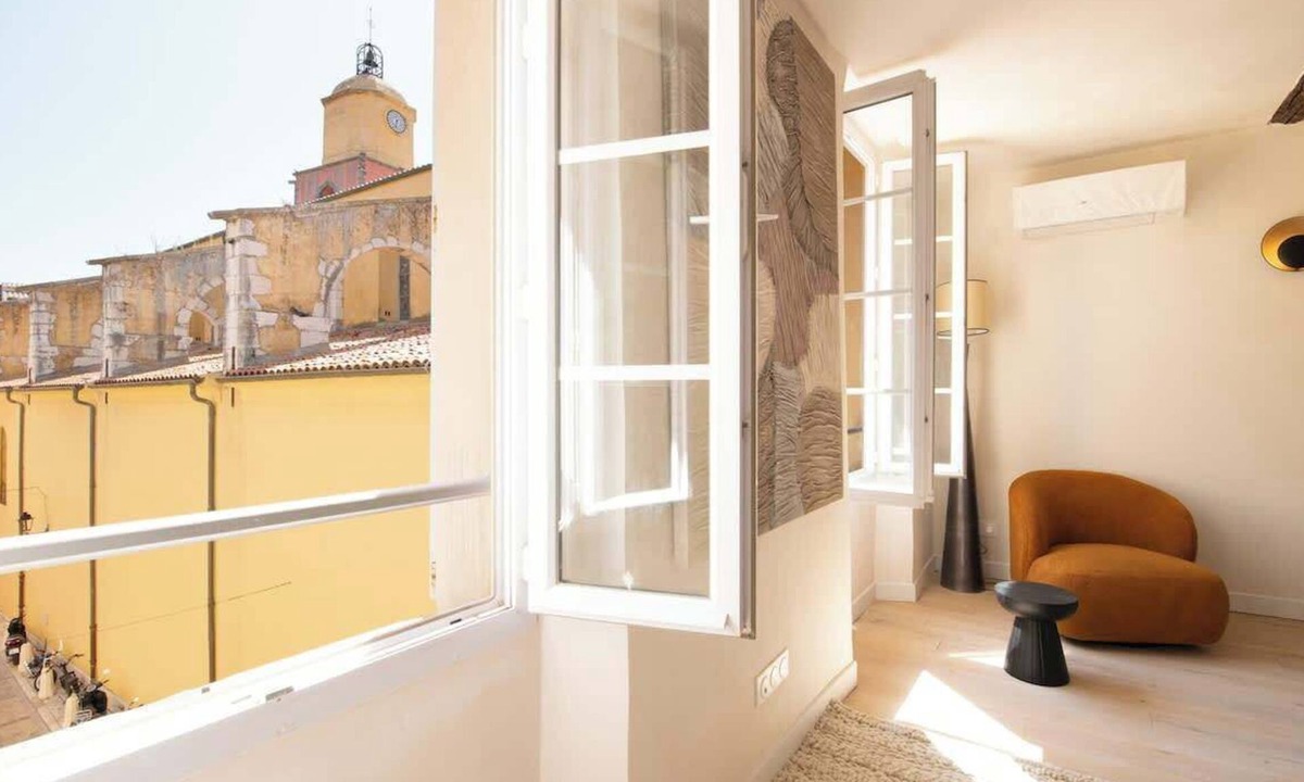 Old Town Apartment | A Sublime 1-BR in the Heart of Saint-Tropez