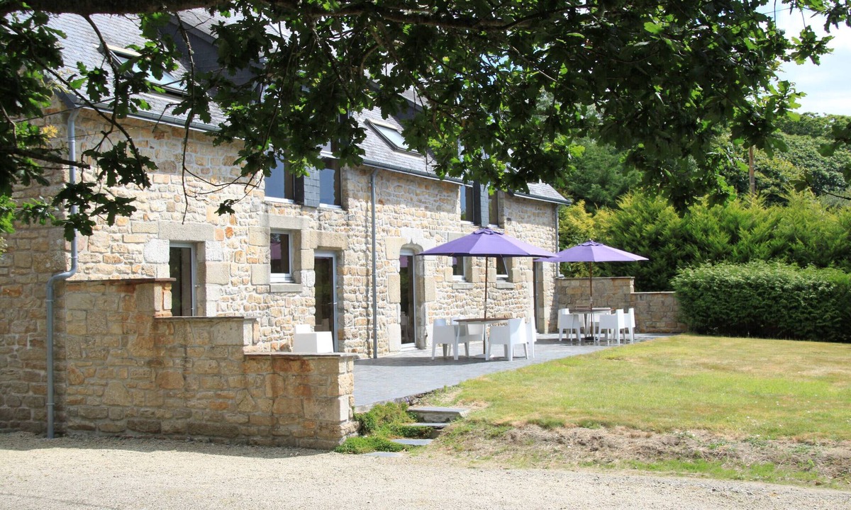 Fouesnant Ski Chalet | Accommodation for 6, 500m from La Mer Blanche
