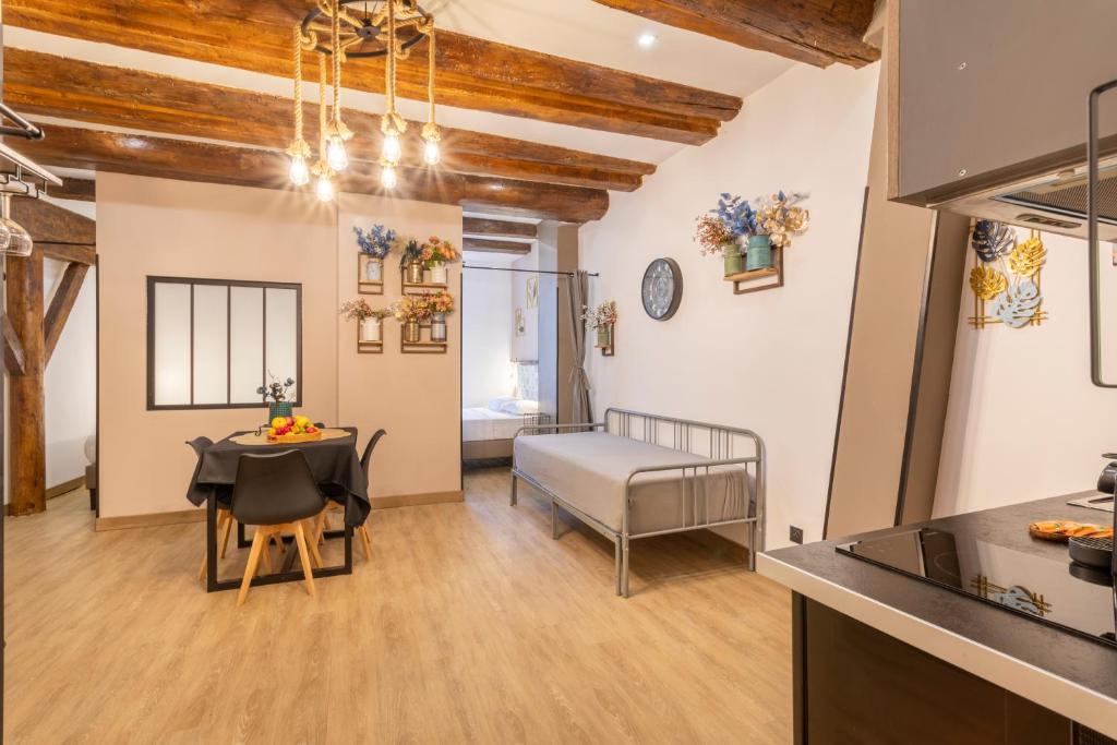 Les Grands Carmes Apartment | Adira Marseille Panier 2 étoiles