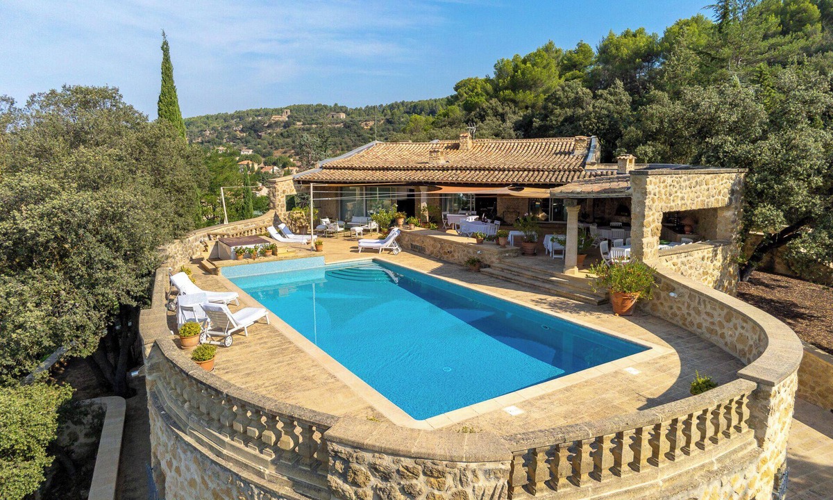 Jouques Villa | Air-conditioned Provencal country house, sleeps 12/14, with private pool and jacuzzi