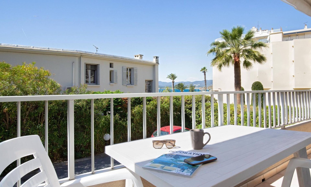 Saint-Raphael Apartment | Air-conditioned studio for 2, near beach and shops, pets allowed, WiFi, parking