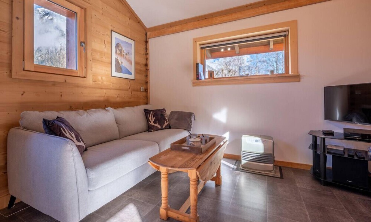 Les Bossons Ski Chalet | Alpine Escape Facing the Aiguille du Midi