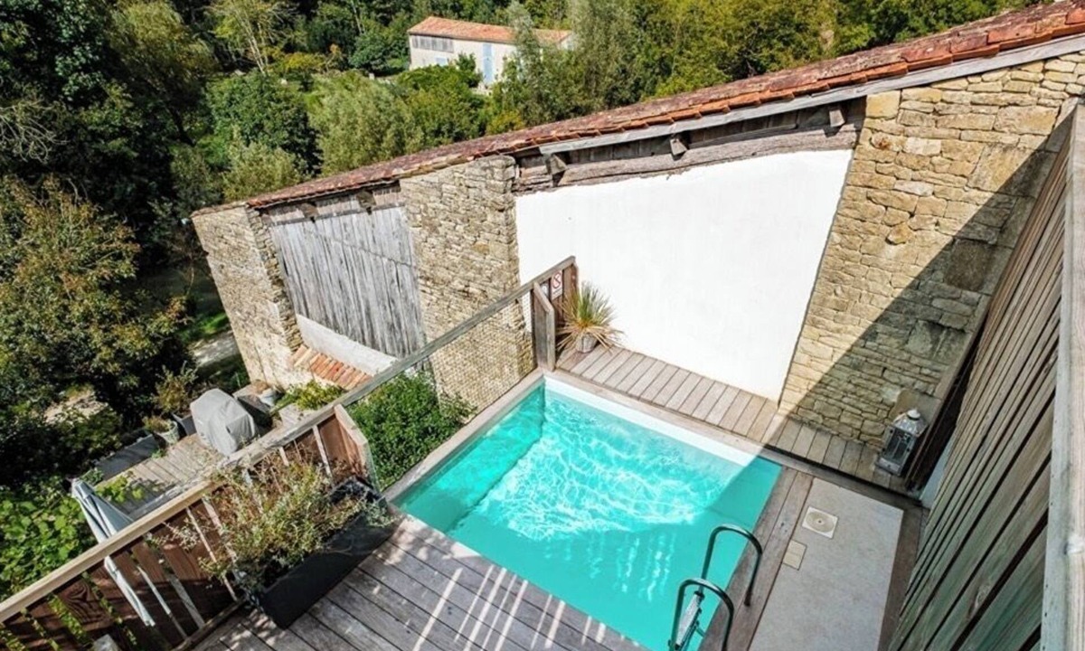 Arcais Villa | An exceptional getaway at the 4-star Villa Mélusine, featuring air conditioning