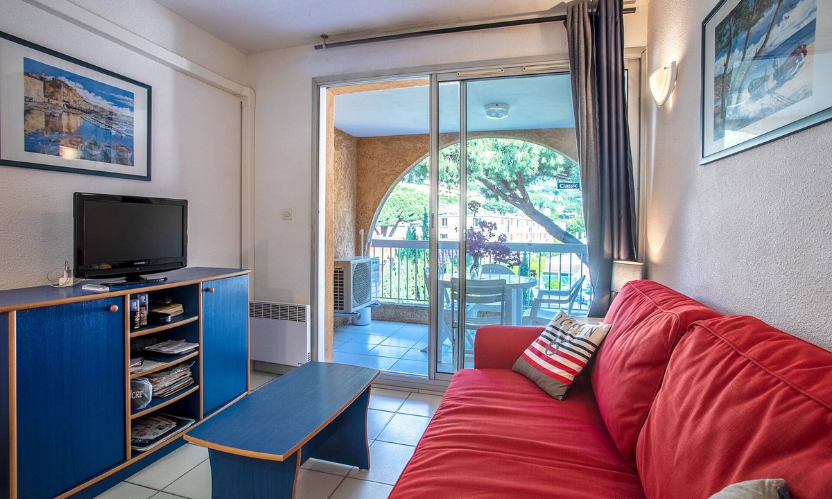 Cavalaire-sur-Mer Apartment | Apartment "Appartement Cavalaire Sur Mer" with Private Terrace, Shared Pool & Wi-Fi