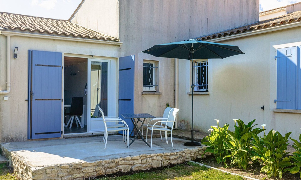 Breuil Magne Apartment | Apartment 'Between Countryside and Ocean' with Private Garden and Wi-Fi