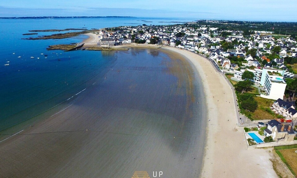 Larmor-Plage Apartment | Apartment center Larmor-Plage and 100 m from the beaches