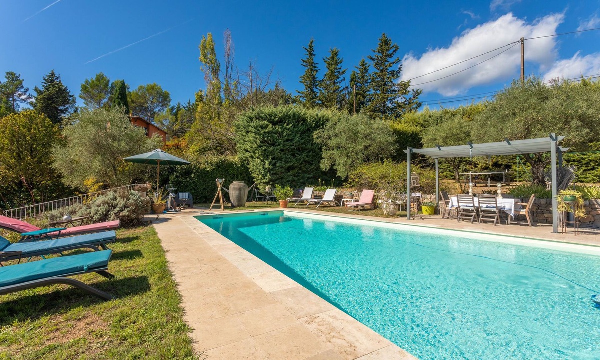 Cotignac Apartment | Apartment 'Les Tarentes' with Mountain View, Shared Pool and Wi-Fi