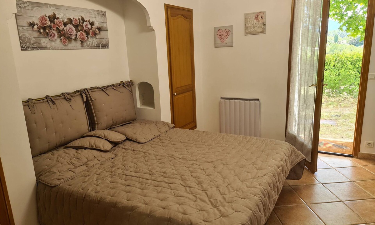 Carnoules Apartment | Apartment 'Studio Romance' with Mountain View, Shared Pool and Wi-Fi