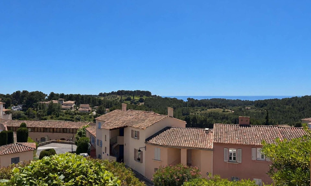 Saint-Cyr-sur-Mer Apartment | Apartment with AC, sea view - 6 guests
