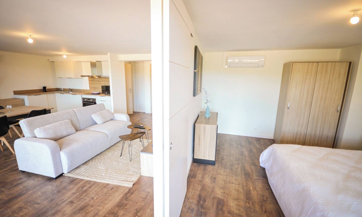 Manosque Apartment | Apartment with a Terrace & Sunset View – Historic Center