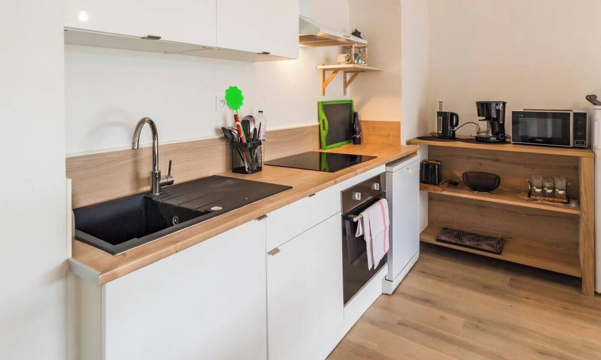 Guingamp Apartment | Apartment with veranda and 3 bedrooms in Guingamp