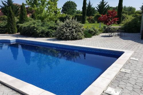 Cahuzac-sur-Vere Apartment | Appartement, classé 3 étoiles tout confort, piscine au sel, au calme pour un couple