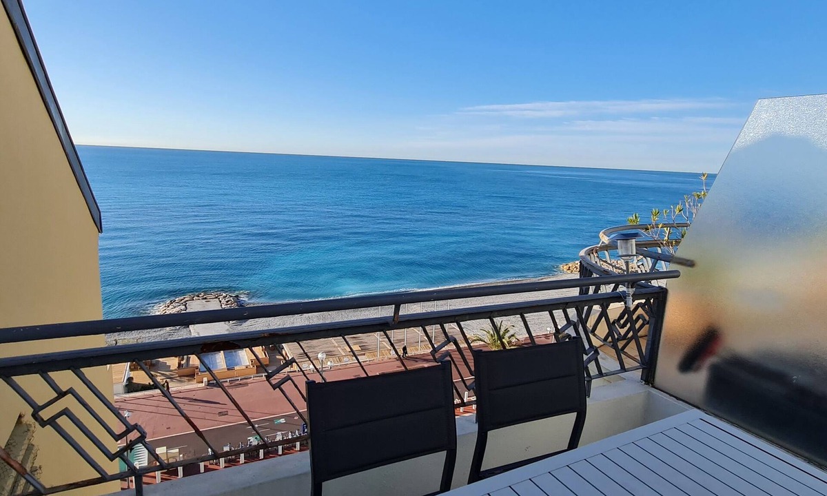Fabron Apartment | Appartement Climatisé de Standing 4 Personnes, Face à la mer Devant la Plage