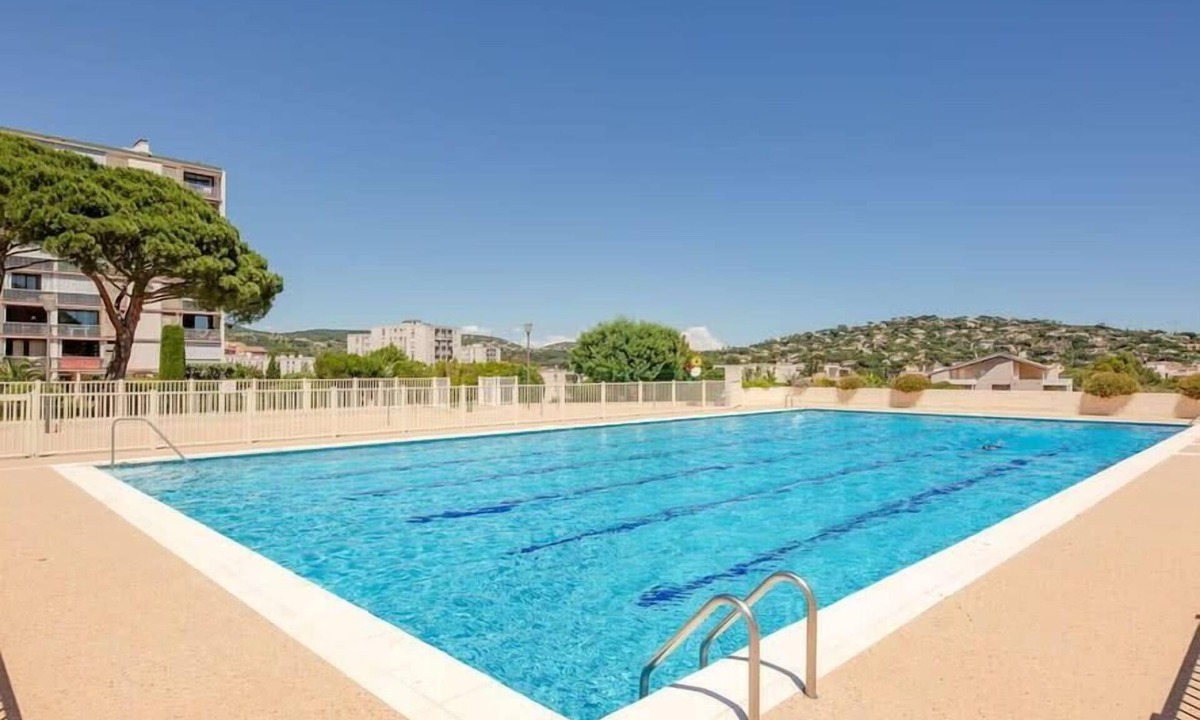 Sainte-Maxime Ski Chalet | Apt in Sainte-Maxime: swimming pool and tennis