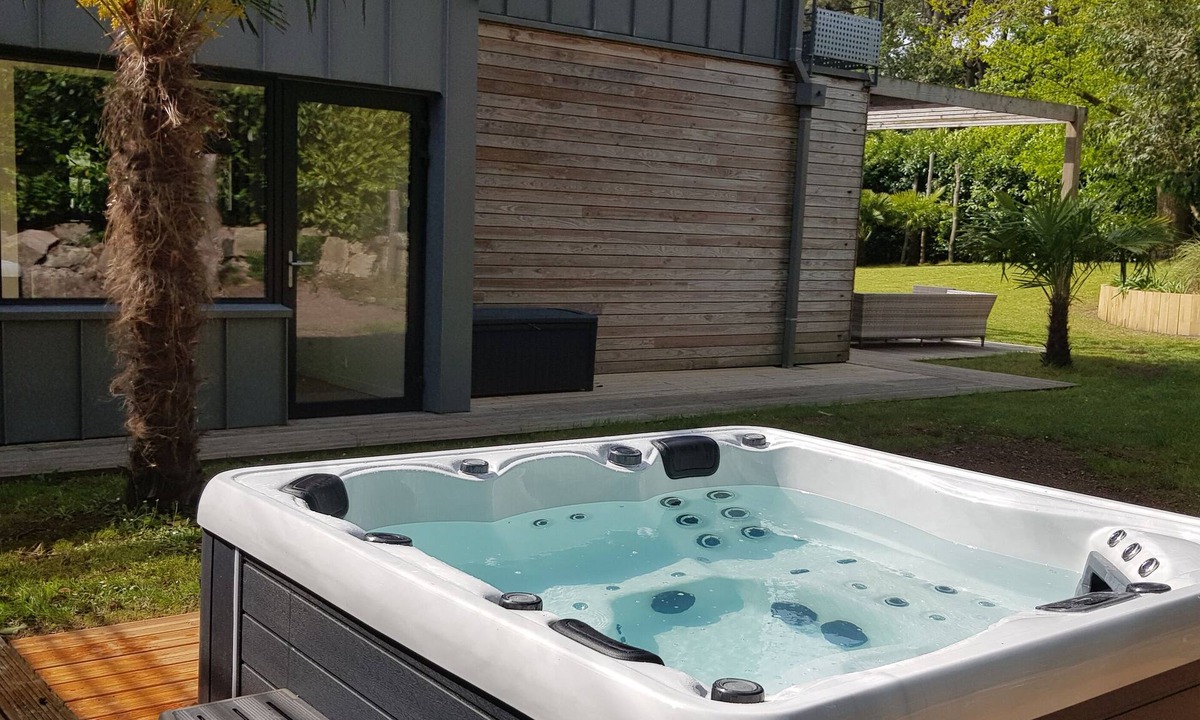 Erquy Villa | Architect-designed house with jacuzzi, hammam, gym, solarium.
