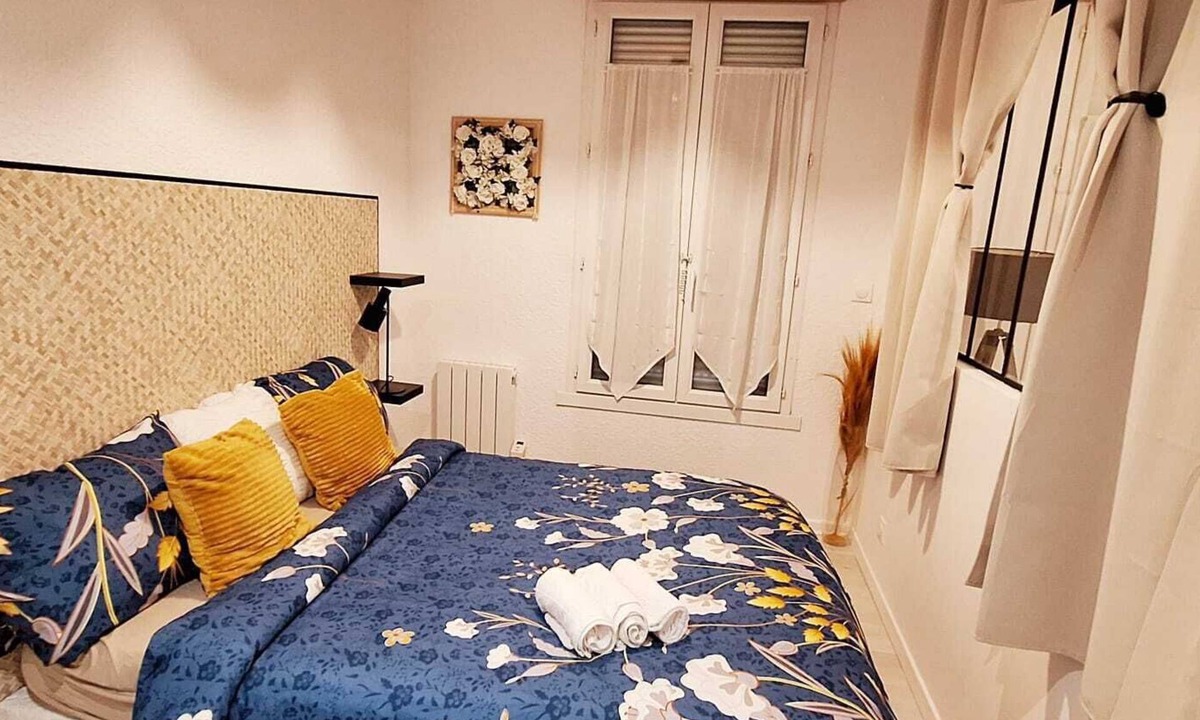 Saint-Jean-d'Angely Apartment | Attractive, renovated 2-room apartment by the lake