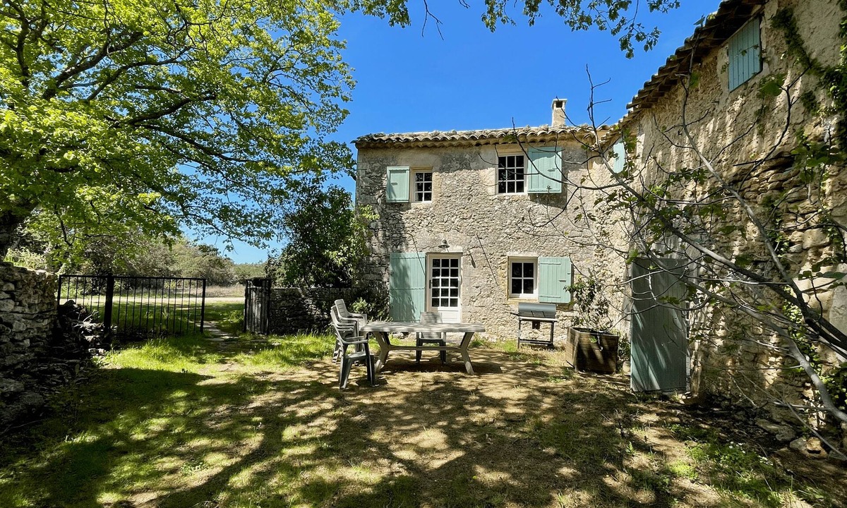 Buoux House | Bastide Provençale facing the Grand Luberon