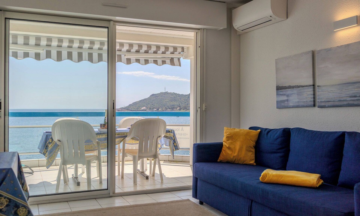 Agay Apartment | Beachfront apartment with sea view for four persons in the town centre