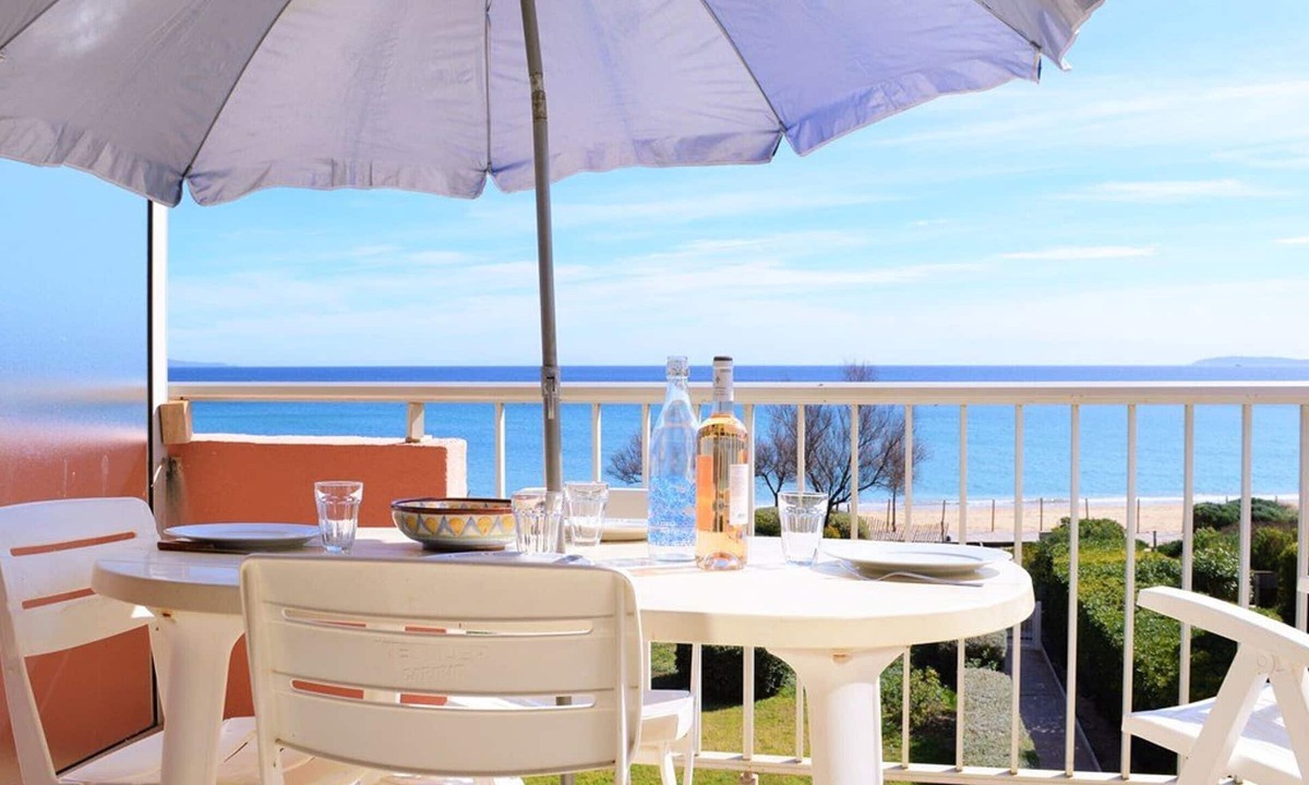 Le Lavandou Apartment | Beachfront studio with terrace and cleaning included