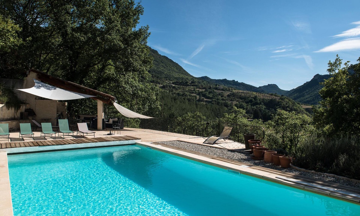 Montaulieu House | Beautiful provencal house with a view, hanging gardens & a great swimming pool