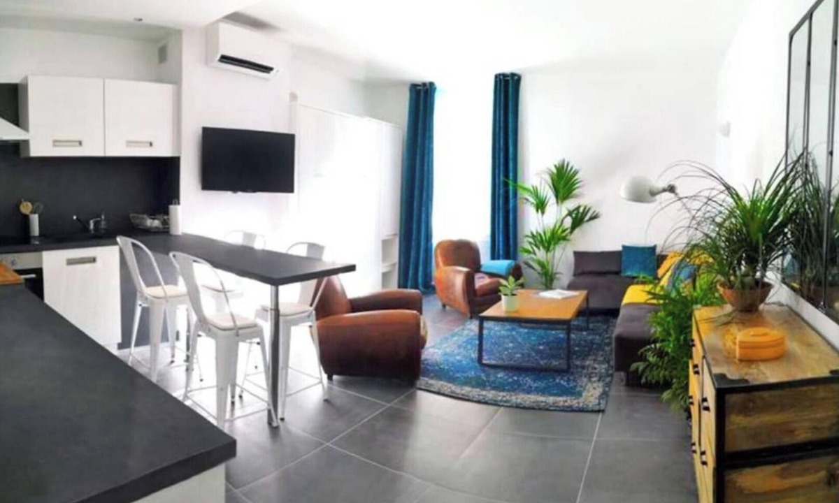 Old Town Apartment | Beautifully Bright Apartment in Old Town Saint-Tropez