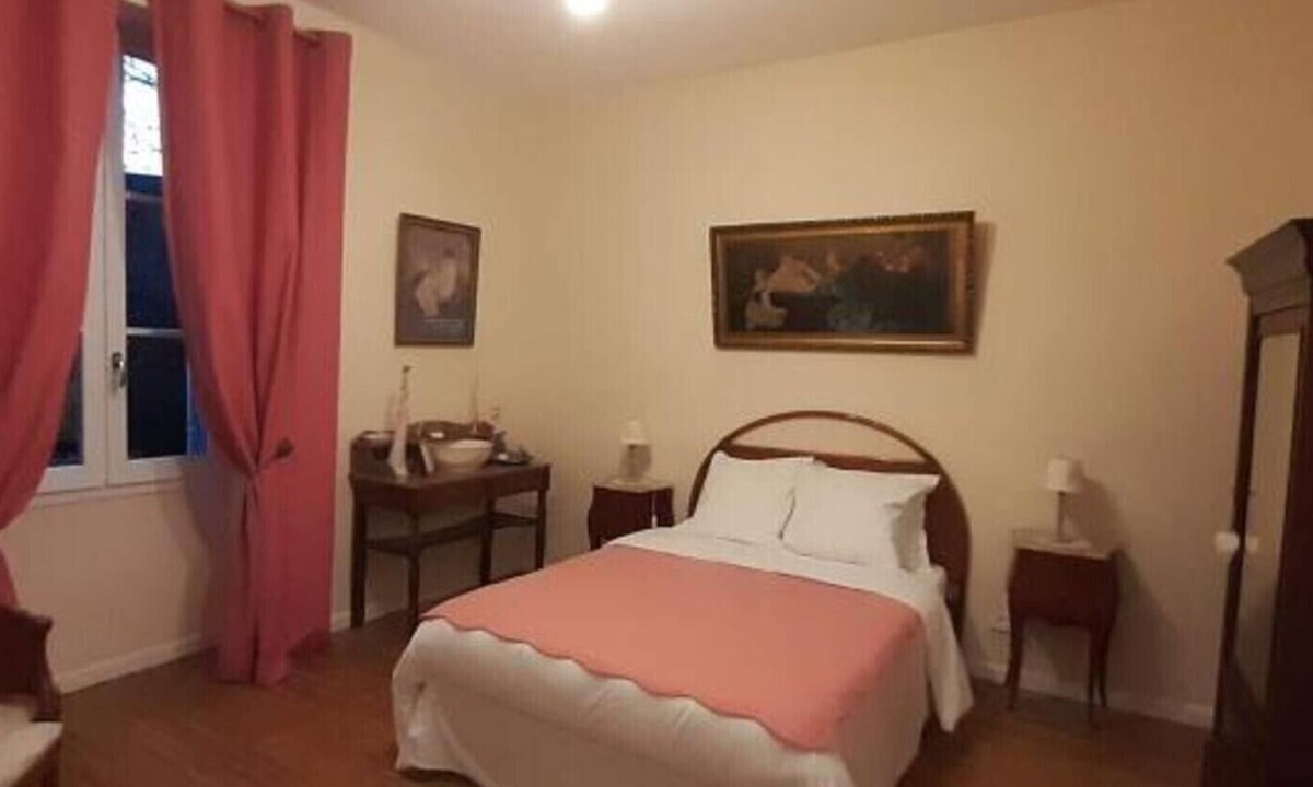 Hautefort Bed & Breakfast | Bed and Breakfast 'Chambre Des Dames' with Shared Garden and Wi-Fi