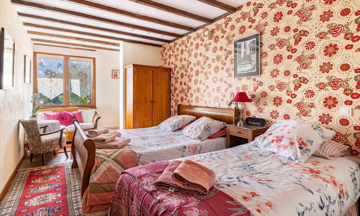 Sanxay Bed & Breakfast | Bed and Breakfast 'Chambre Klimt' with Shared Pool, Shared Terrace and Wi-Fi