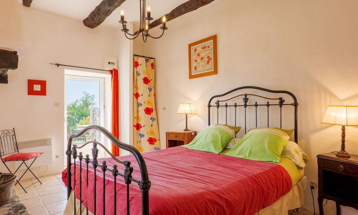 Gras Bed & Breakfast | Bed and Breakfast 'Chez Bacchus - Chambre Merlot' with Shared Garden and Wi-Fi