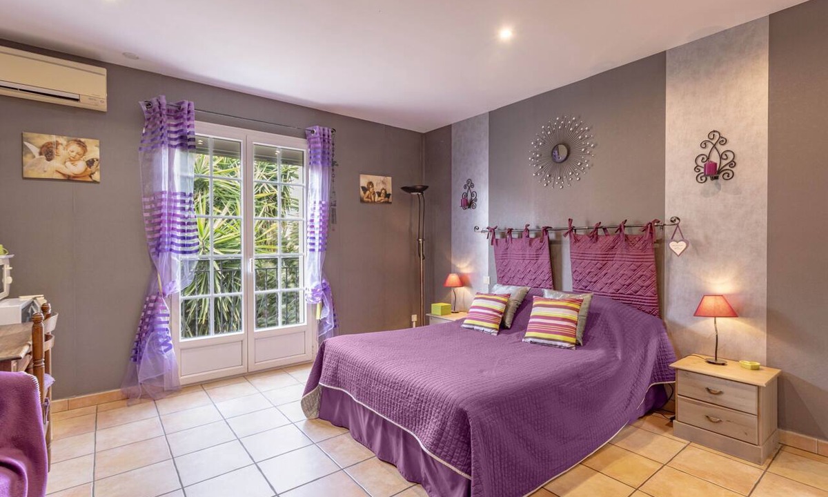 Millas Bed & Breakfast | Bed and Breakfast 'Chez Nicole - Suite Familiale' with Mountain View, Wi-Fi and Air Conditioning