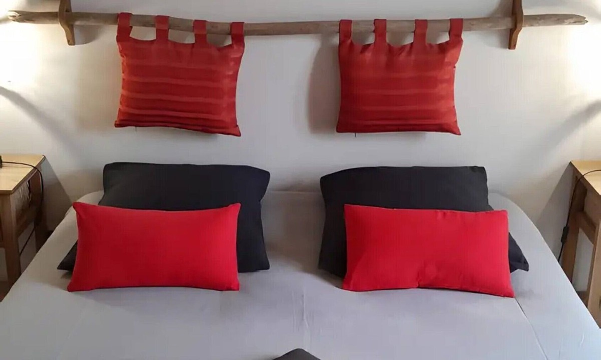 Heirs-Brouage Bed & Breakfast | Bed and Breakfast 'Chambres D'hôtes La Marouette 2' with Shared Terrace and Wi-Fi