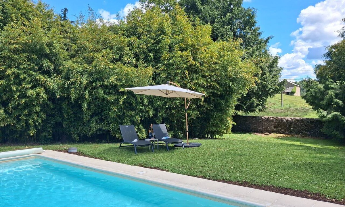 Moissannes Bed & Breakfast | Bed and Breakfast 'La Chambre Du Rouge-gorge' with Shared Pool, Private Terrace and Wi-Fi