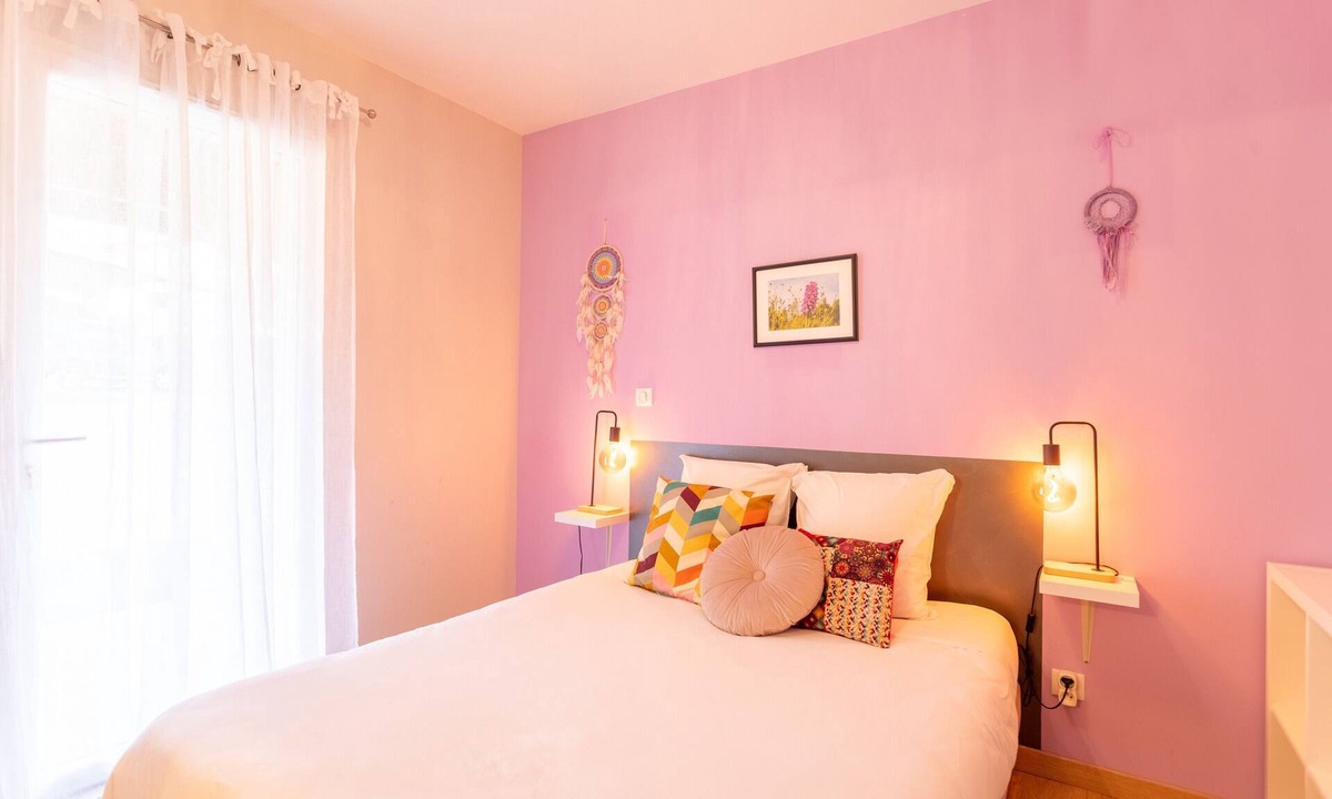 Aroue-Ithorots-Olhaiby Bed & Breakfast | Bed and Breakfast 'Chambre - Orchis' with Mountain View, Wi-Fi and Air Conditioning