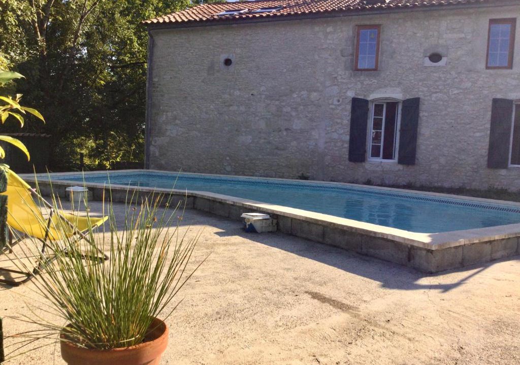 Savignac-de-Duras Bed & Breakfast | Belle et spacieuse chambre d’hôtes avec piscine