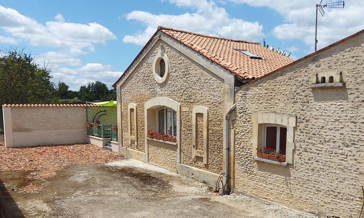 Cognac House | Between river and town center - air-conditioned - 2 WCs - enclosed courtyard