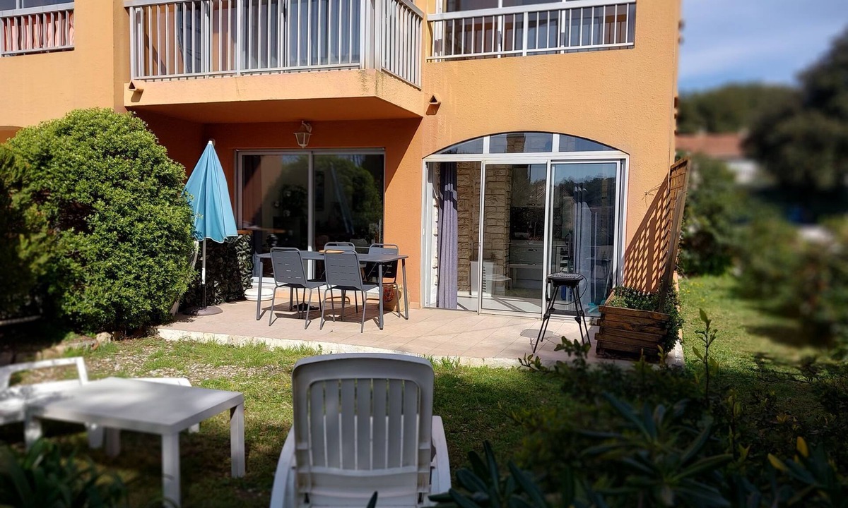 Saint-Mandrier-sur-Mer Apartment | Bright 55m2 T3 with 90m2 garden, 400 m from the beach and shops
