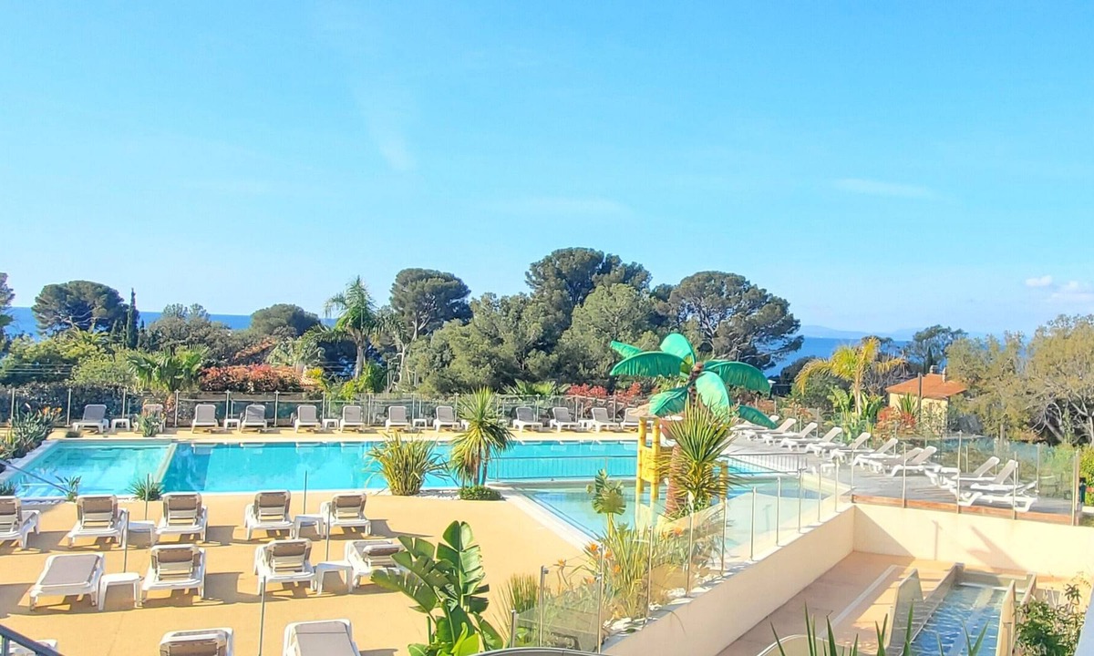 Le Dramont Ski Chalet | Bright cocoon with pool and sea view