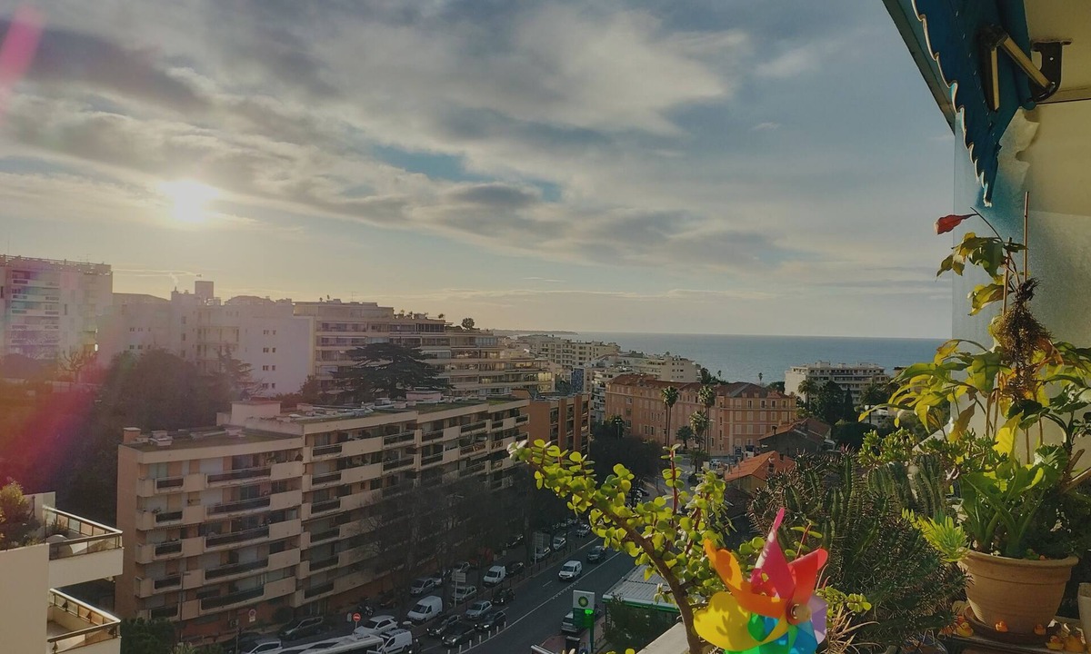 Riou - Petit Juas - Av de Grasse Apartment | Bright, comfortable apartment with sea view