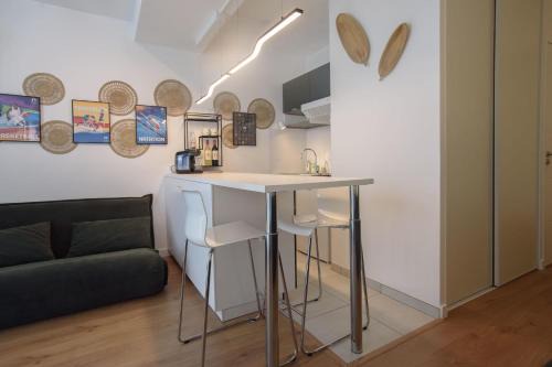 Bussiere - Cadiere Apartment | Bright modern with shared garden near Metro