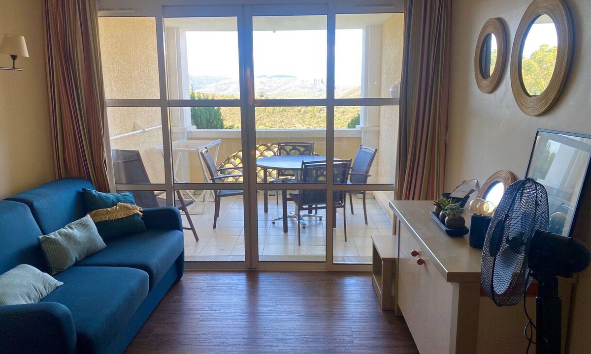 Cap Esterel Apartment | Bright studio 1st floor with covered terrace, pool access - 4 pers