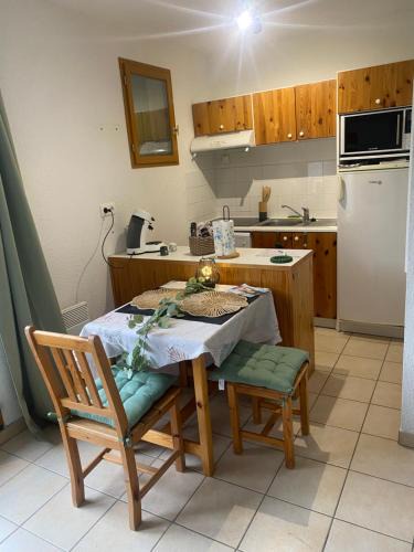 Montbrun-les-Bains Apartment | Bright studio with balcony